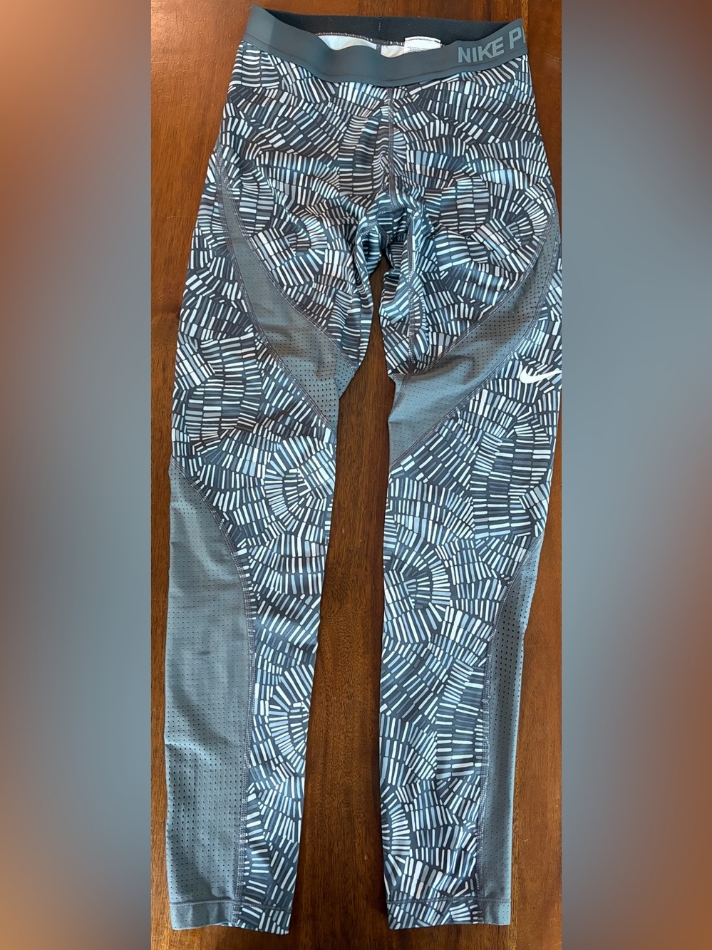 Nike Pro Women’s Gray & White Patterned Athletic Leggings size M